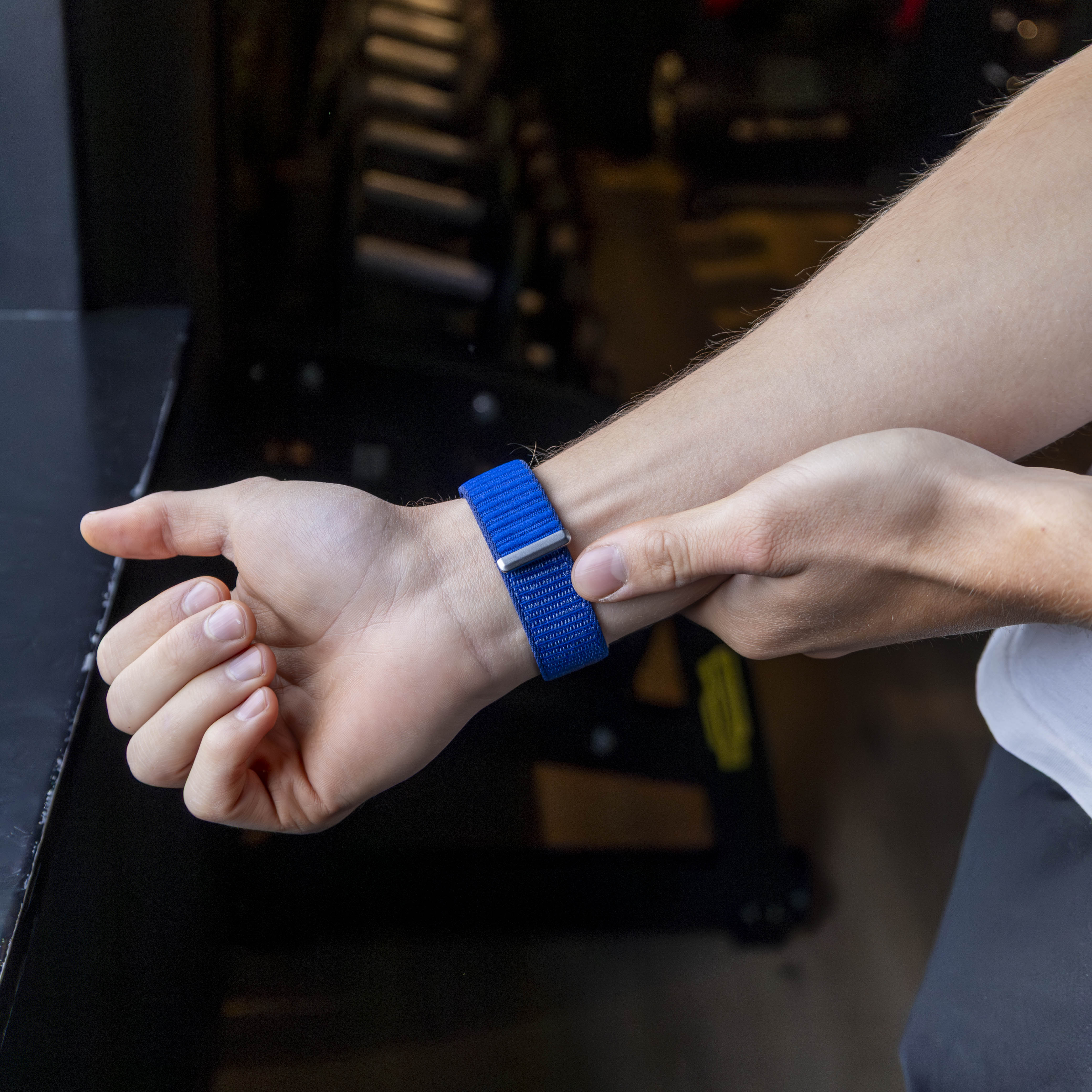 Correa nylon ondulada Apple Watch Ultra (azul real intenso)