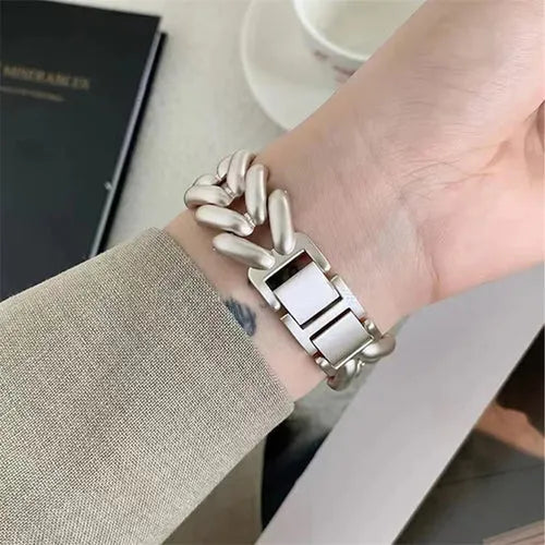 Steel Strap V-Type, starlight, lifestyle photo