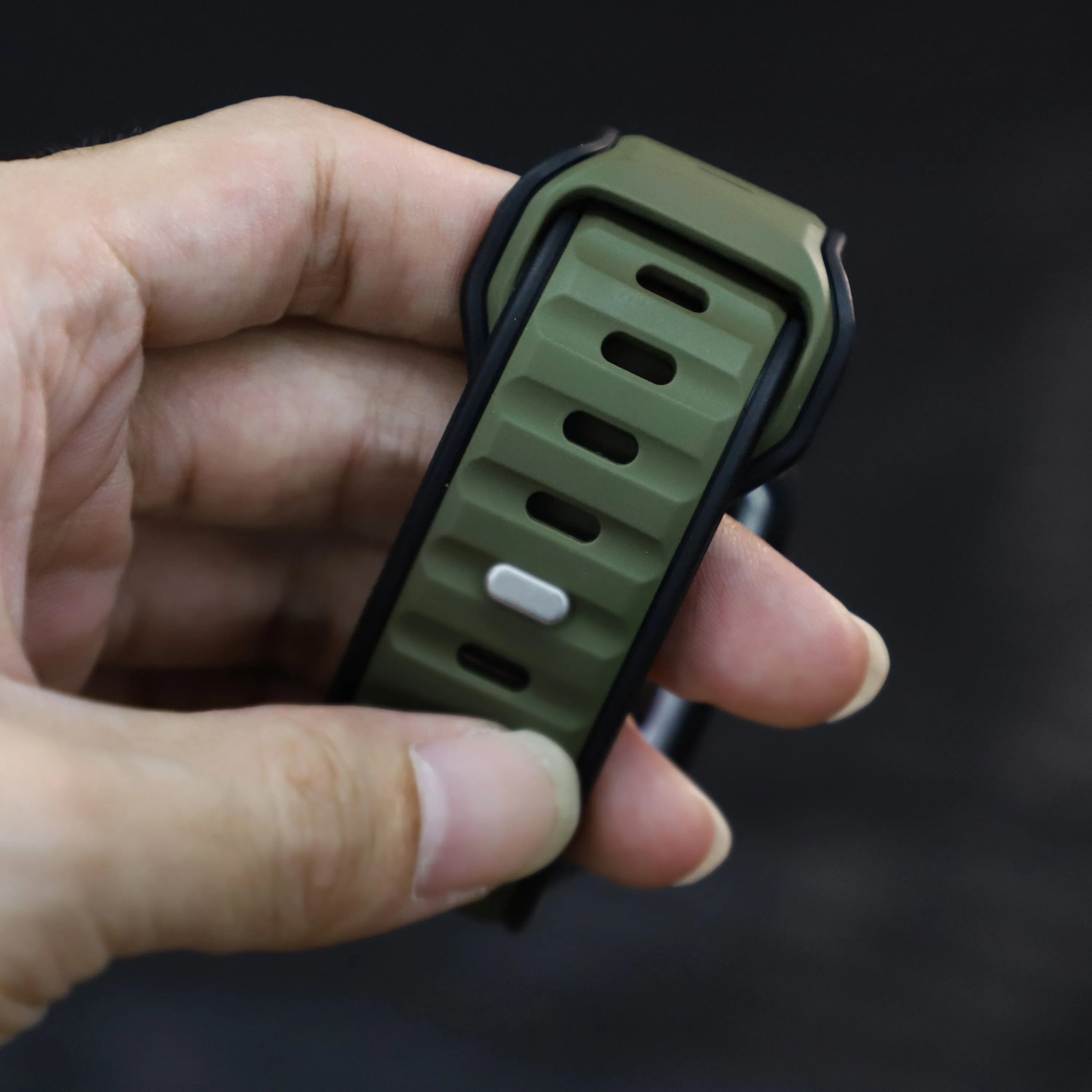 Correa de silicona premium outdoor Apple Watch (verde militar/negra)
