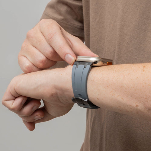 Correa silicona 'Luxury Liquid' Apple Watch Ultra (gris oscuro con negro)