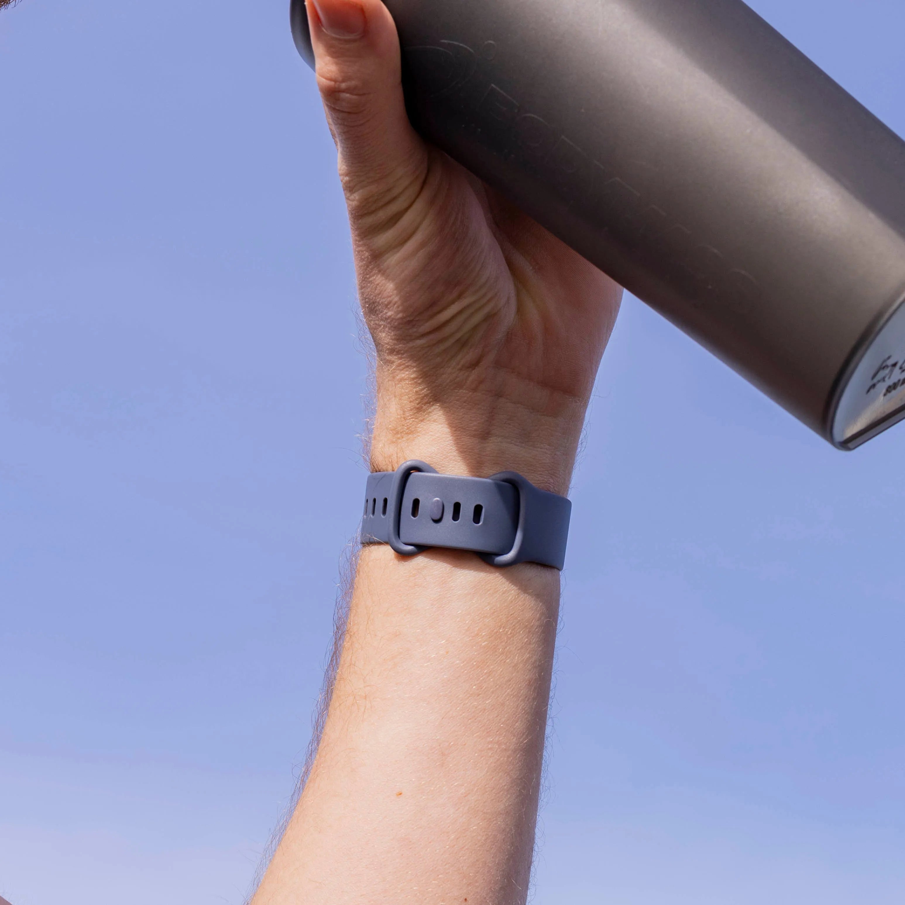 Correa silicona clásica Fitbit Versa 4 (gris azul)