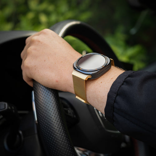 Milanese Strap, gold, lifestyle photo