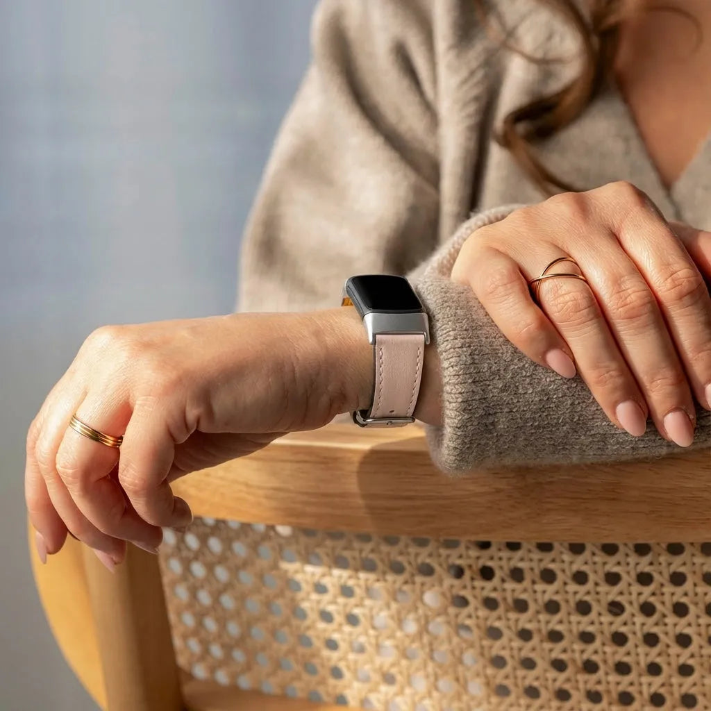 Correa cuero moderna Fitbit Charge 6 (beige)