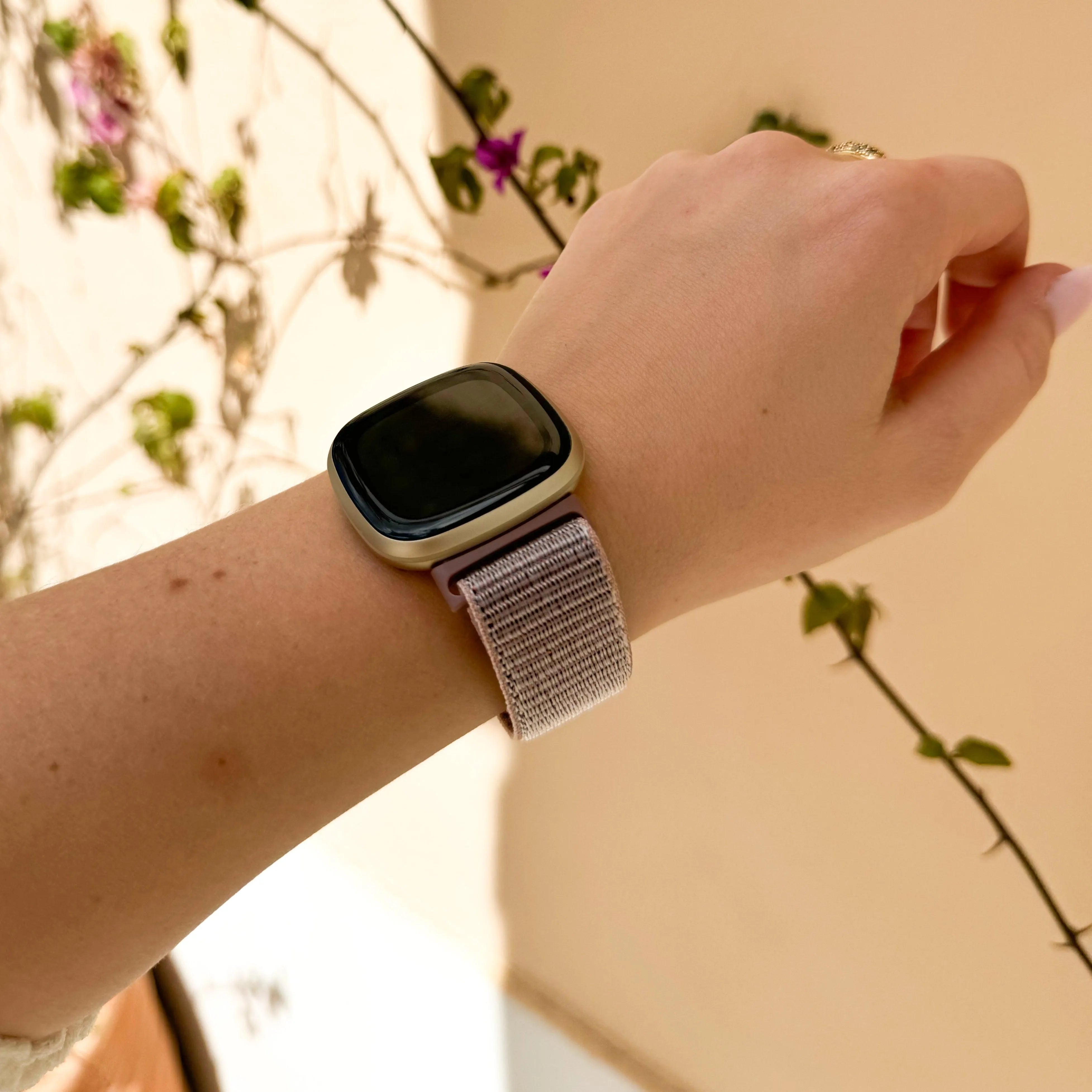 Correa nylon Fitbit Versa 3 (arena rosa)