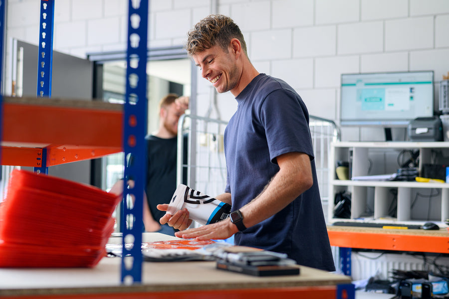 Een bestelling wordt ingepakt in ons magazijn