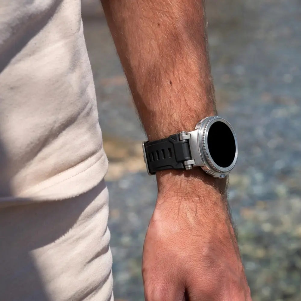 Samsung Galaxy Watch 8 Classic 'Explorer' silicone band (zwart met titanium)