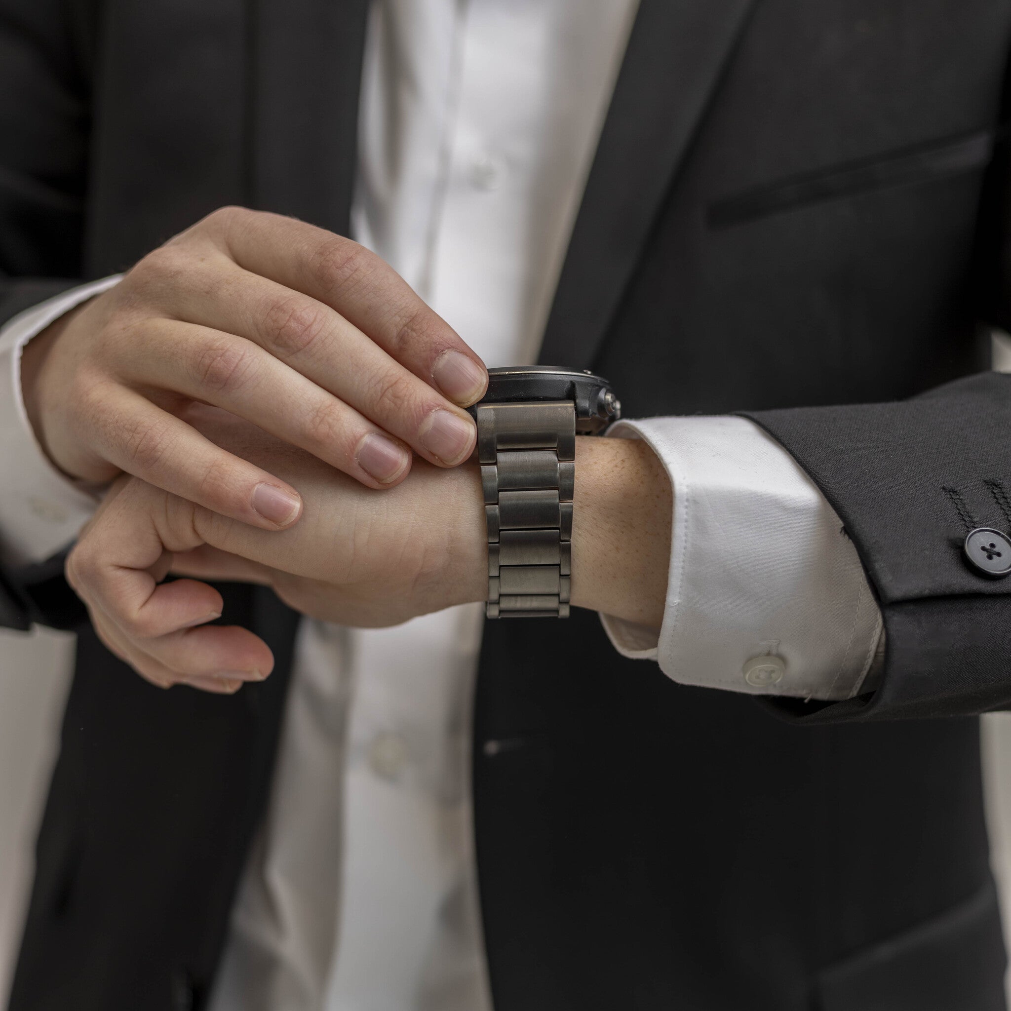 Garmin Fenix 8 Pro - 47mm Magnetic Titanium Strap (Graphite)